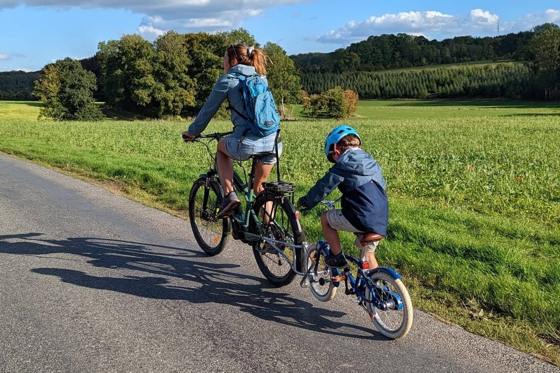 Faire pédaler les enfants : le Tire-Vélo – une famille à vélo